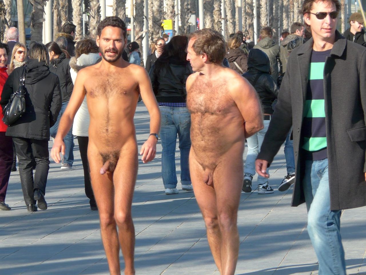 Nude Beneath The Palm Lined Streets Of Barcelona Kumpulan Foto Gay